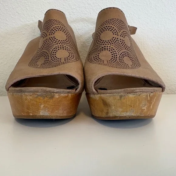 Coach Jade Tan Leather Perforated Logo Wooden Wedge Sandals Q1191 Size 7.5B - Picture 8 of 8
